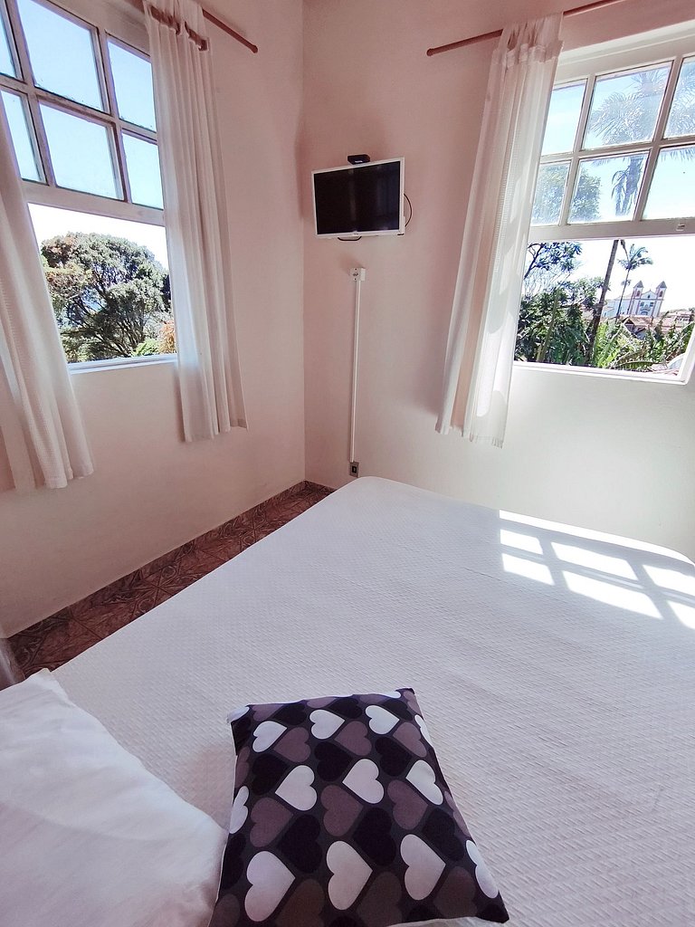 Suíte casal com vista pra Igreja - Lavras Novas MG